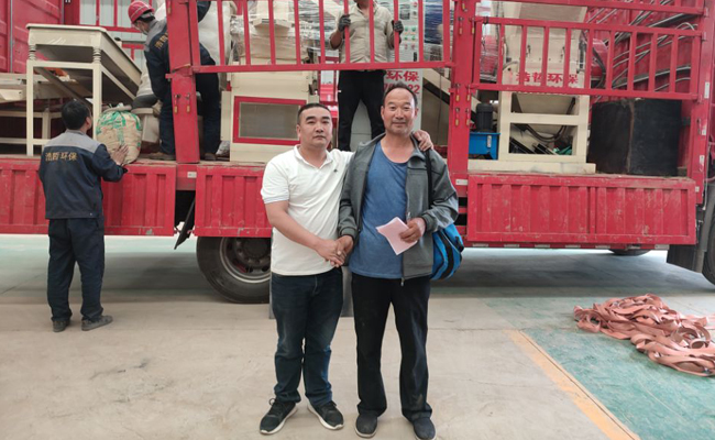 銅米機車間內現(xiàn)場合影留念
